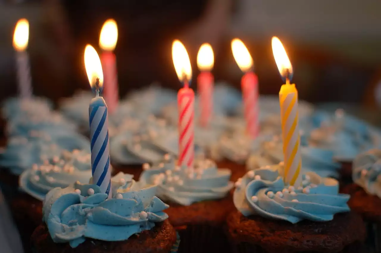 La douce histoire et la fabrication des gâteaux d'anniversaire